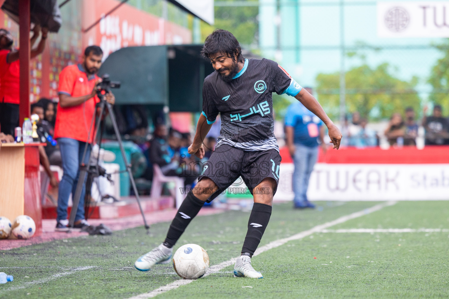 K Kaashidhoo vs K Thulusdhoo in Day 15 of Golden Futsal Challenge 2025 was held on Sunday, 19th January 2025, in Hulhumale', Maldives. Photos: Mohamed Mahfooz Moosa / images.mv