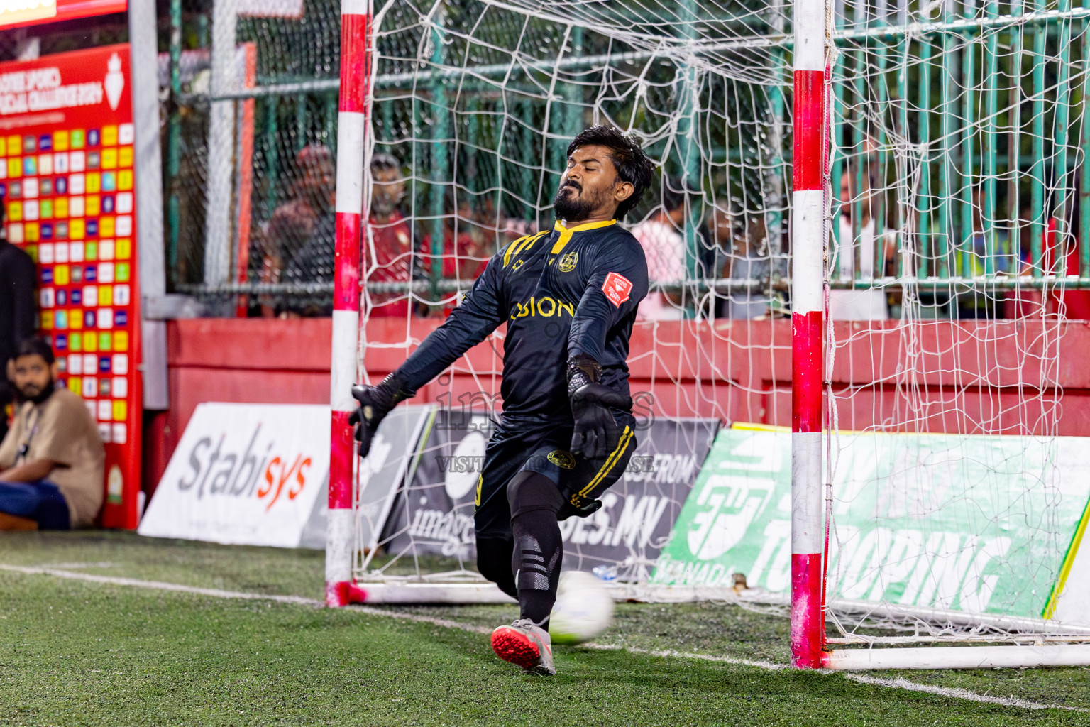 K. Gaafaru VS Dhadimagu in Round of 16 on Day 40 of Golden Futsal Challenge 2024 which was held on Tuesday, 27th February 2024, in Hulhumale', Maldives Photos: Hassan Simah / images.mv