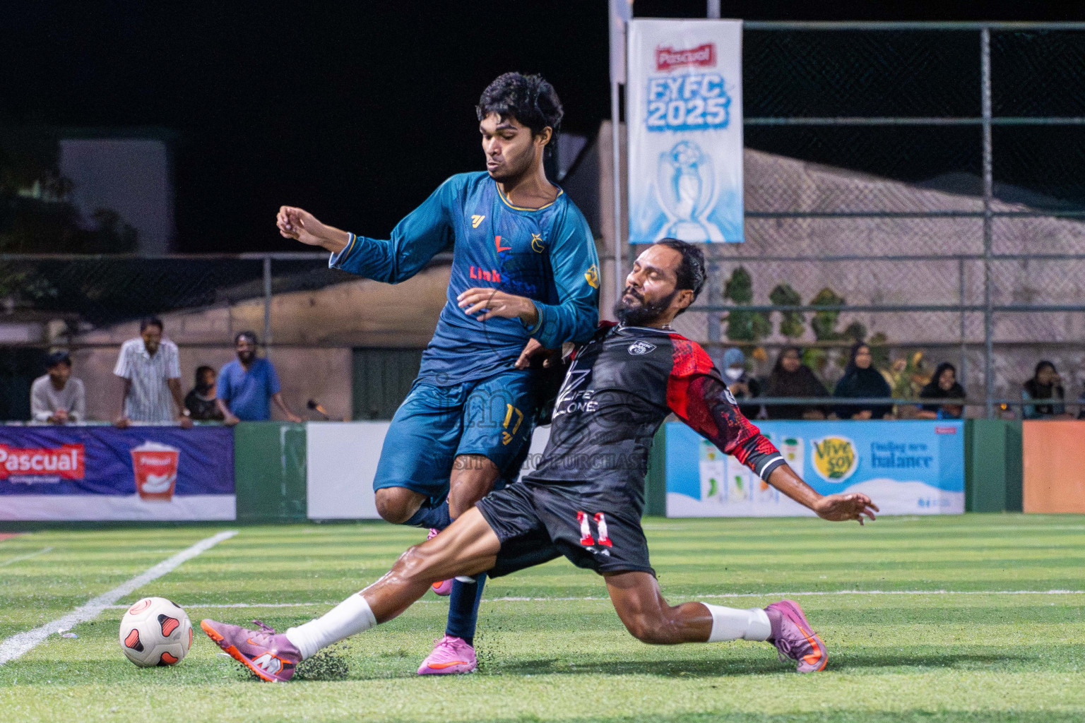 G Star SC VS BGSC in Day 1 - Fonadhoo Youth Futsal Challenge 2025 was held in Fonadhoo Futsal Stadium, L. Fonadhoo, Maldives on Sunday, 26th October 2025 Photos: Arif Rasheed / images.mv