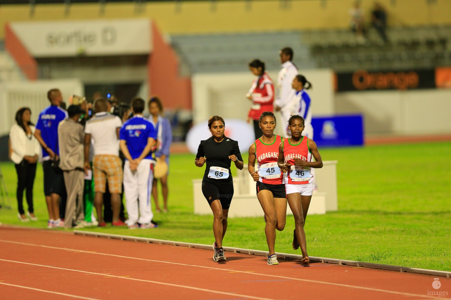 Shamha Ahmed runs in the 10,000 meters in Indian Ocean Island Games, La Reunion, Sunday, August. 2, 2015.  (Images.mv Photo/ Hussain Sinan).