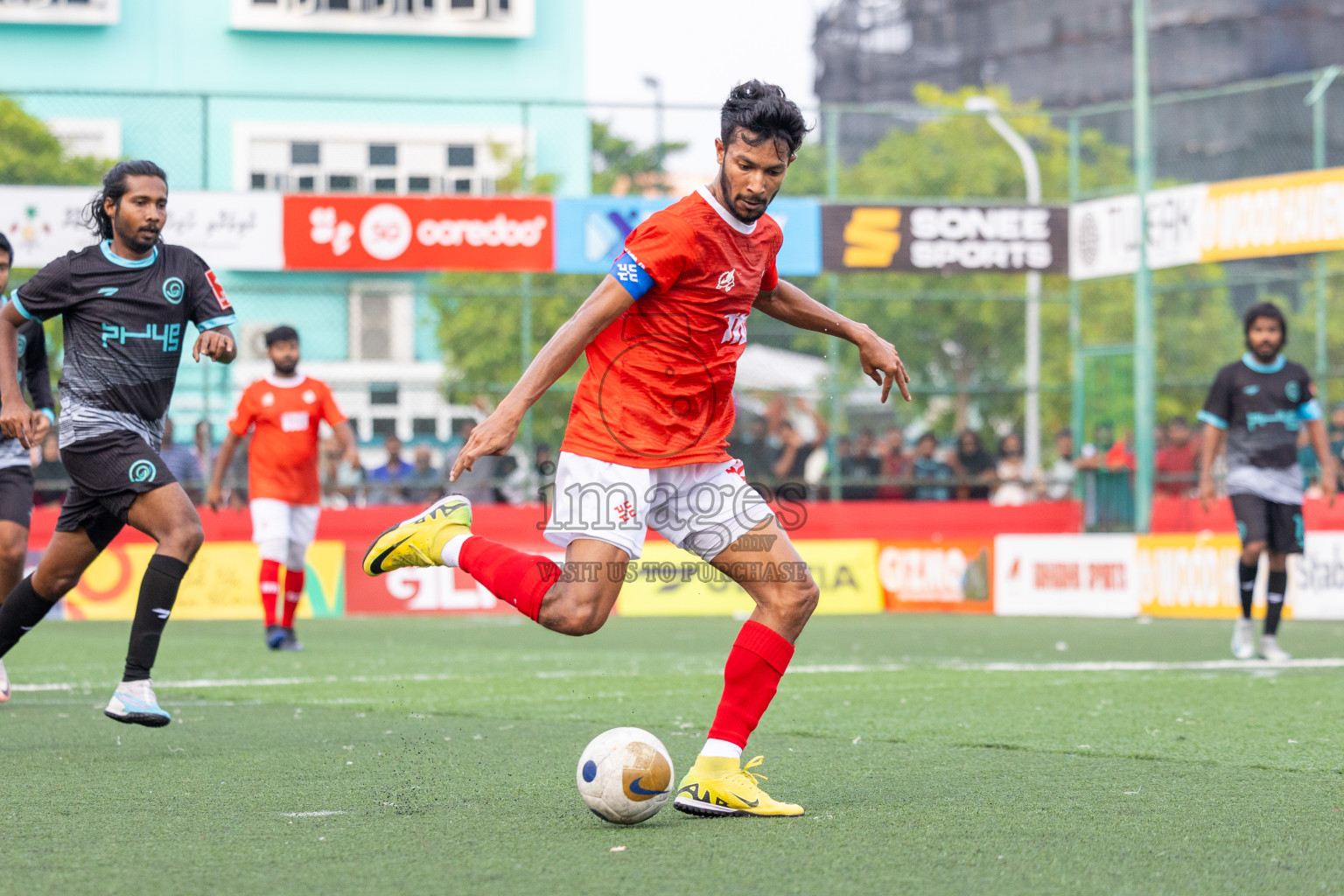 K Kaashidhoo vs K Thulusdhoo in Day 15 of Golden Futsal Challenge 2025 was held on Sunday, 19th January 2025, in Hulhumale', Maldives. Photos: Mohamed Mahfooz Moosa / images.mv