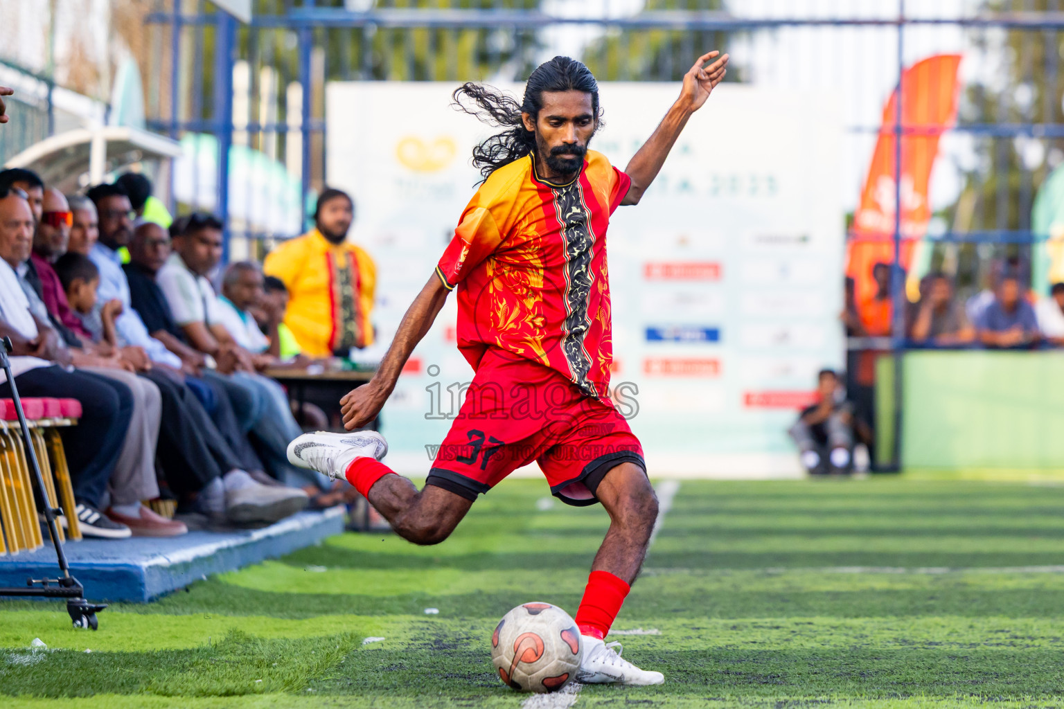 Thulhaadhoo vs Fehendhoo in Quater Finals of Better in Baa Futsal Fiesta 2025 Men's division held in B. Eydhafushi, Maldives on Thursday, 13th November 2025. Photos: Nausham Waheed / images.mv