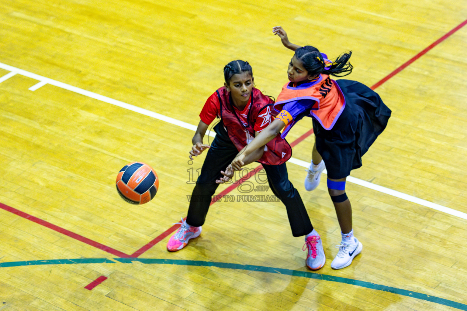 Iskandhar School vs Ghiyasuddin International School in the U15 Finals of Inter-school Netball Tournament held in Social Center at Male', Maldives on Monday, 26th August 2024. Photos: Hassan Simah / images.mv