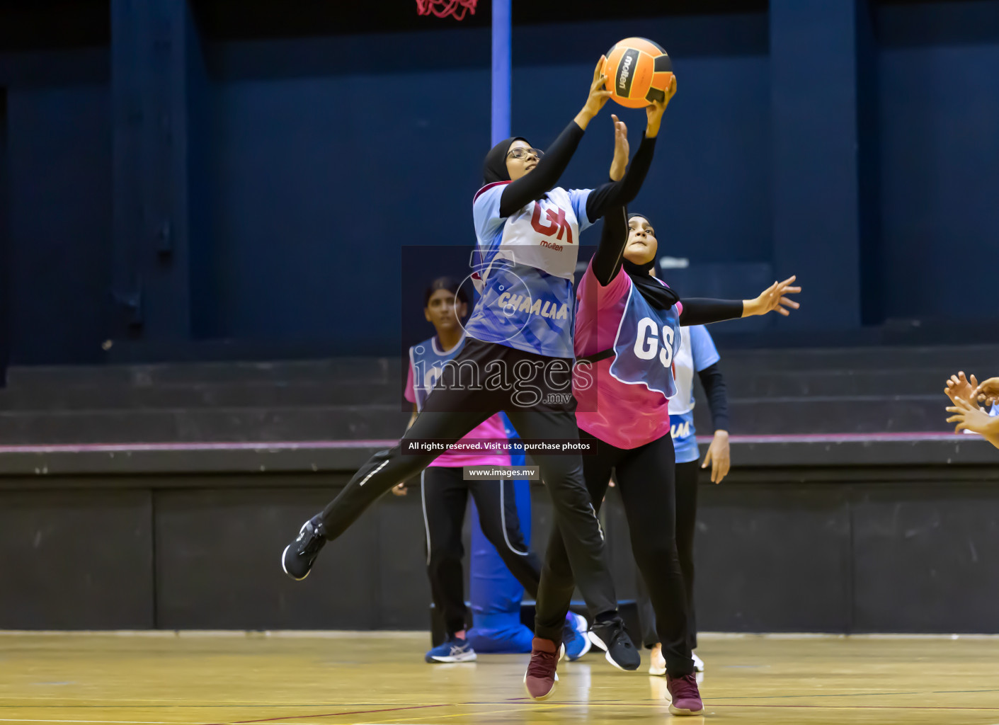 Shinning Star vs Mahibadhoo in the Milo National Netball Tournament 2022 on 21 July 2022, held in Social Center, Male', Maldives. Photographer: Shuu / Images.mv