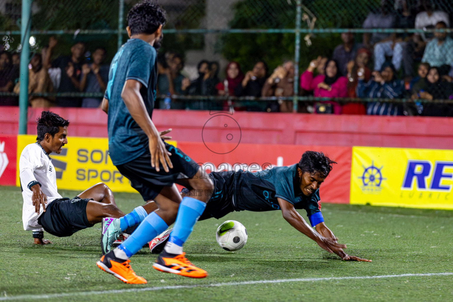 R. Dhuvaafaru VS Sh. Feydhoo on Day 33 of Golden Futsal Challenge 2024, held on Sunday, 18th February 2024, in Hulhumale', Maldives Photos: Hassan Simah / images.mv