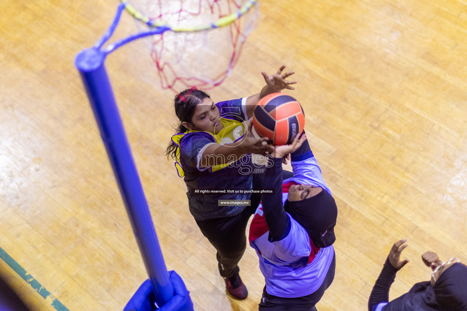 Sports Club Skylark vs Vyansa in the Milo National Netball Tournament 2022 on 17 July 2022, held in Social Center, Male', Maldives. 
Photographer: Hassan Simah / Images.mv