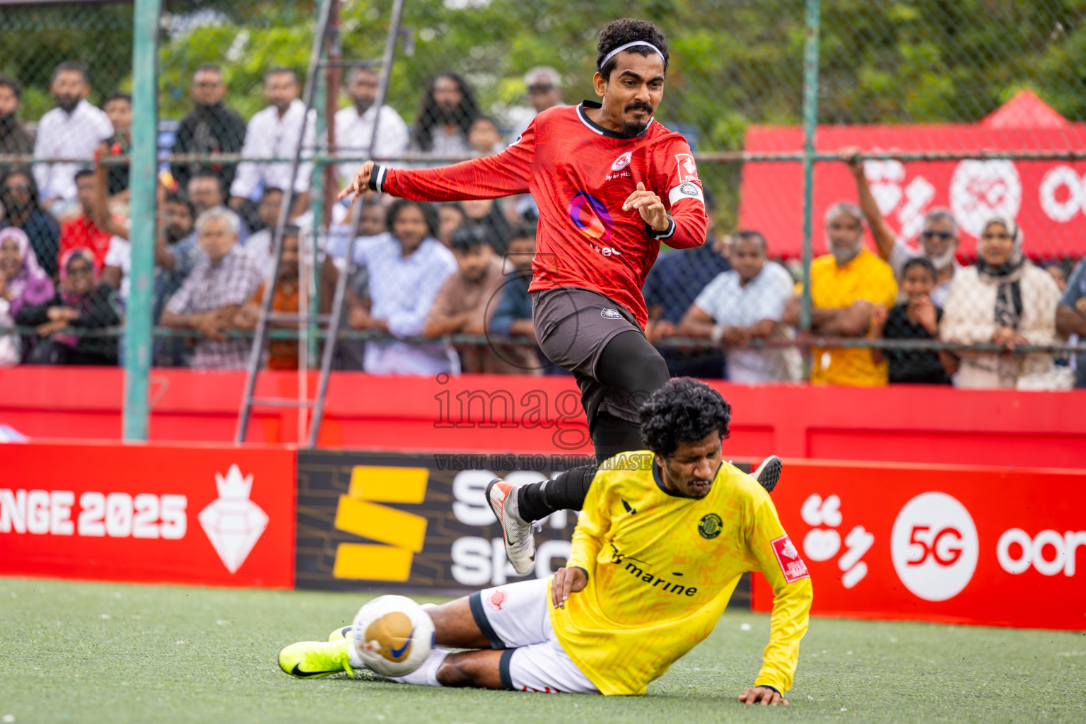 GDh Madaveli VS GDh Gadhdhoo in Atoll Round Semi-Final on Day 20 of Golden Futsal Challenge 2025 was held on Friday, 24th January 2025, in Hulhumale', Maldives.
Photos: Ismail Thoriq / images.mv