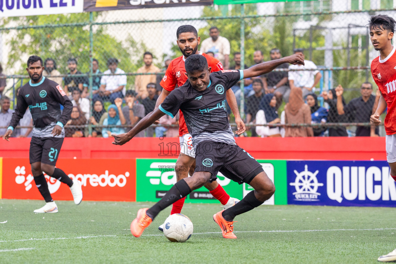 K Kaashidhoo vs K Thulusdhoo in Day 15 of Golden Futsal Challenge 2025 was held on Sunday, 19th January 2025, in Hulhumale', Maldives. Photos: Mohamed Mahfooz Moosa / images.mv