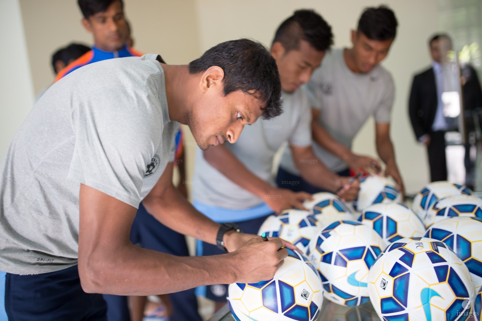 Players of India signs the match balls in Thiruvananthapuram, India, Friday, December. 24, 2015.  (Images.mv Photo/ Hussain Sinan).