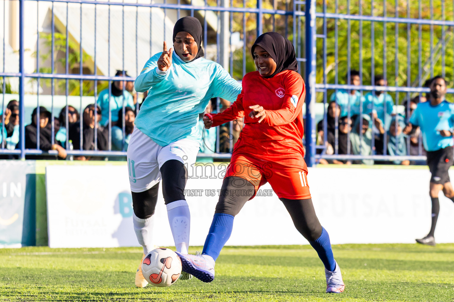 Dhonfanu vs Eydhafushi in Day 1 of Better in Baa Futsal Fiesta 2025 Woman's division held in B. Eydhafushi, Maldives on Wednesday, 5th November 2025. Photos: Nausham Waheed / images.mv