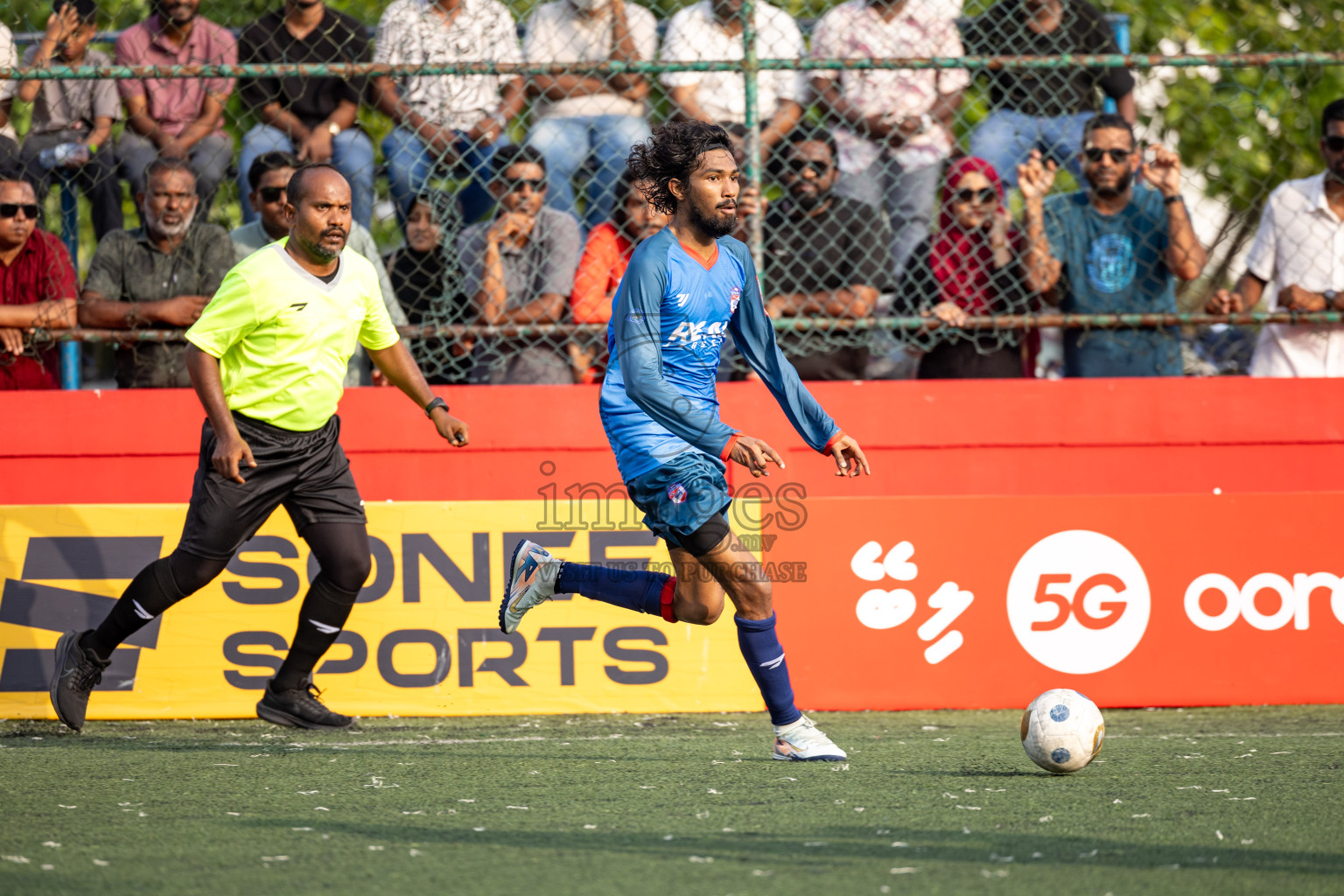 Th Dhiyamigili vs Th Omadhoo in Day 14 of Golden Futsal Challenge 2025 was held on Saturday, 18th January 2025, in Hulhumale', Maldives. 
Photos: Hassan Simah / images.mv