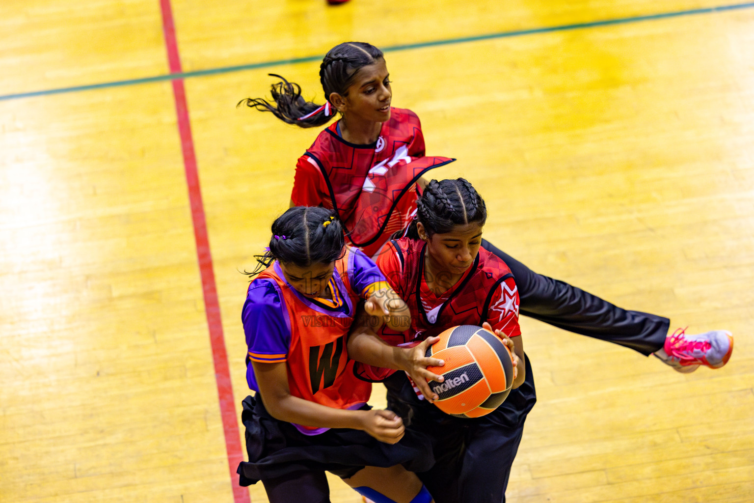 Iskandhar School vs Ghiyasuddin International School in the U15 Finals of Inter-school Netball Tournament held in Social Center at Male', Maldives on Monday, 26th August 2024. Photos: Hassan Simah / images.mv