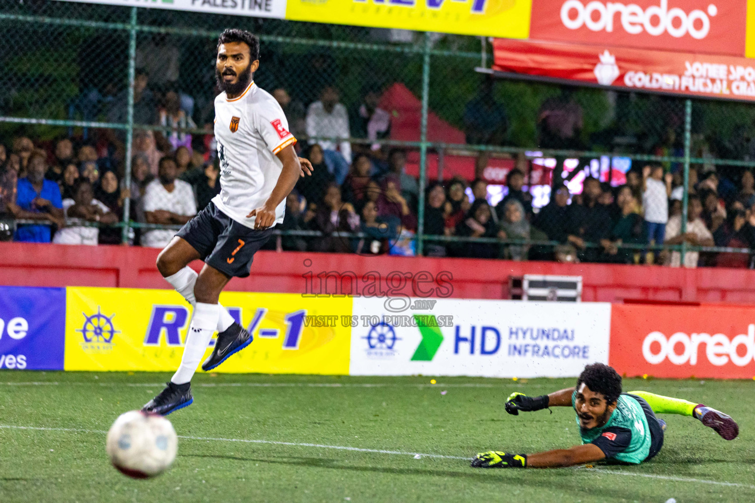 Th. Omadhoo vs Th. Hirilandhoo in Thaa Atoll Semi Final in Day 23 of Golden Futsal Challenge 2024 was held on Tuesday , 6th February 2024 in Hulhumale', Maldives 
Photos: Hassan Simah / images.mv