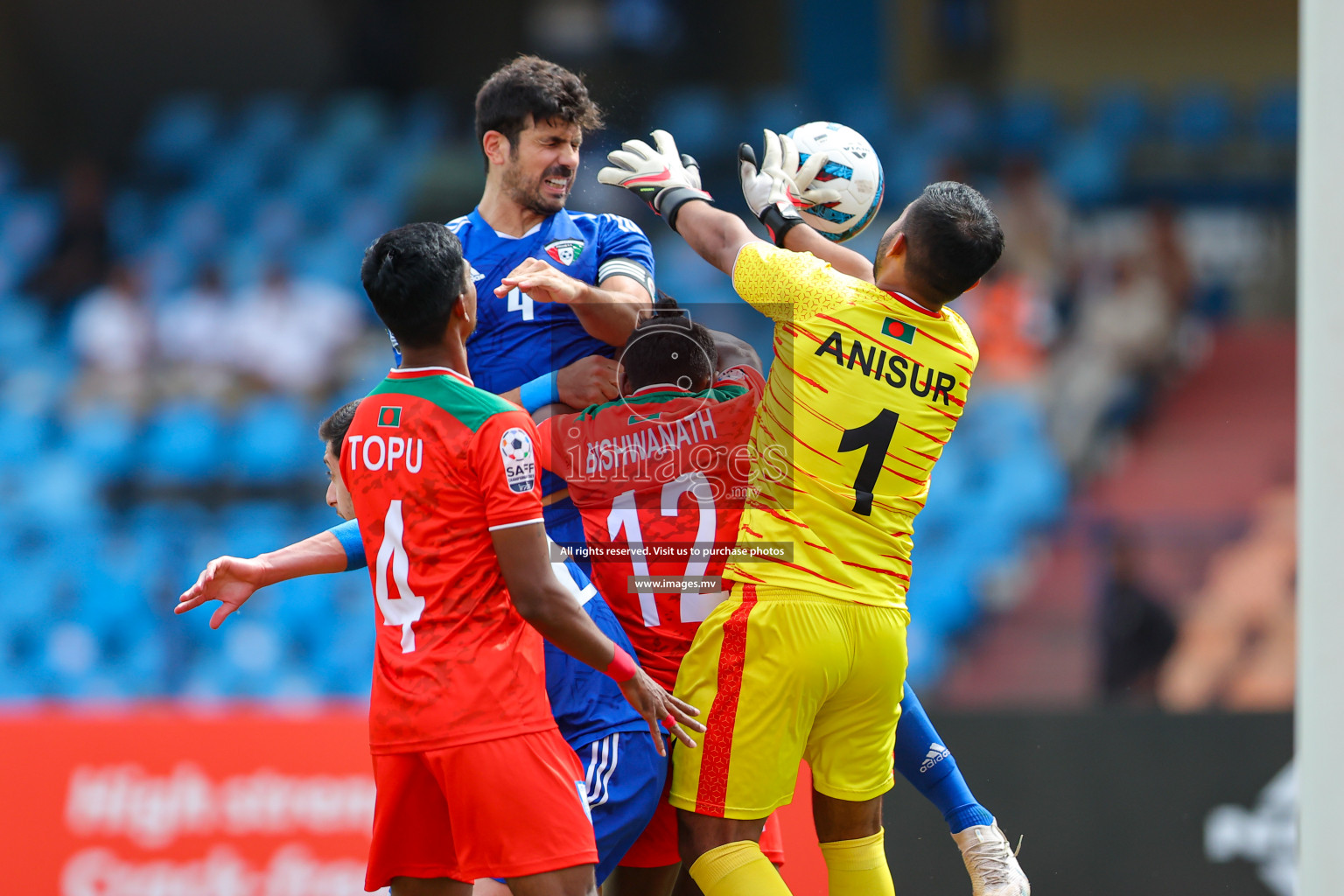 Kuwait vs Bangladesh in the Semi-final of SAFF Championship 2023 held in Sree Kanteerava Stadium, Bengaluru, India, on Saturday, 1st July 2023. Photos: Nausham Waheed, Hassan Simah / images.mv