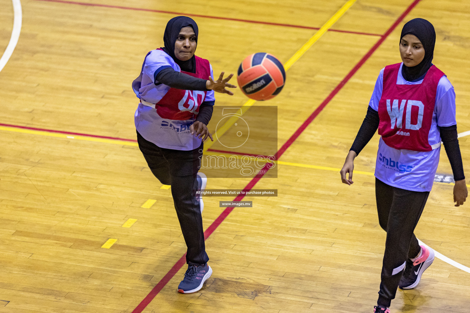 Sports Club Skylark vs Vyansa in the Milo National Netball Tournament 2022 on 17 July 2022, held in Social Center, Male', Maldives. 
Photographer: Hassan Simah / Images.mv