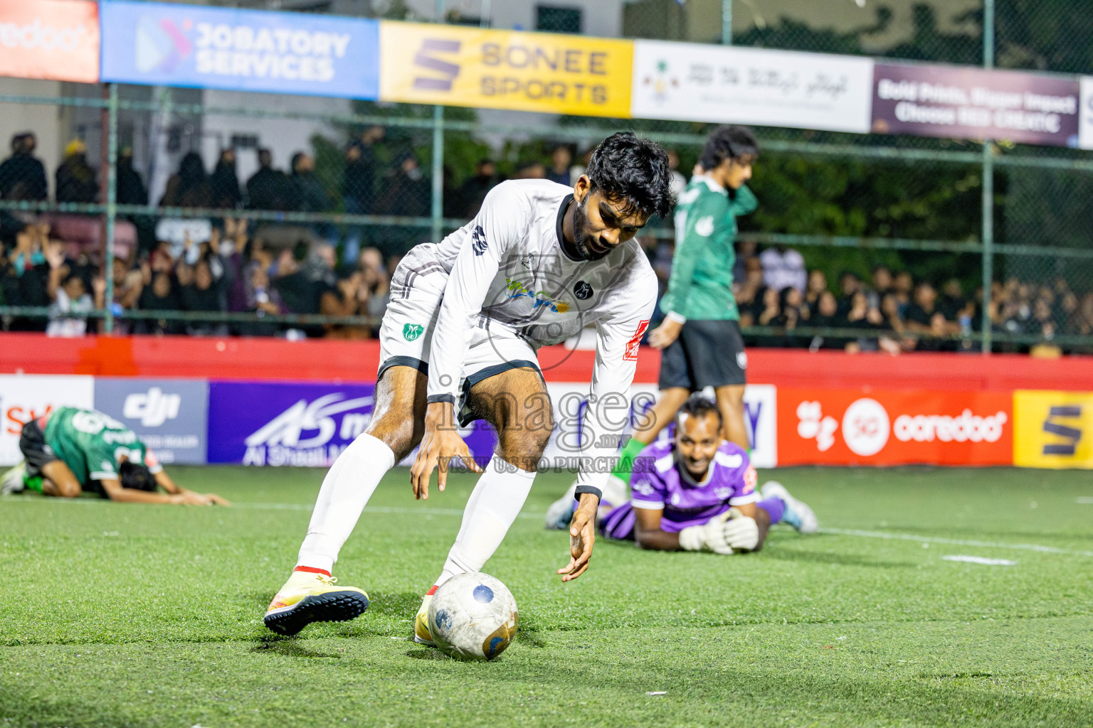R. Dhuvaafaru VS N. Miladhoo in zone round on Day 32 of Golden Futsal Challenge 2025 was held on Wednesday , 5th February 2025, in Hulhumale', Maldives. 
Photos: Hassan Simah / images.mv