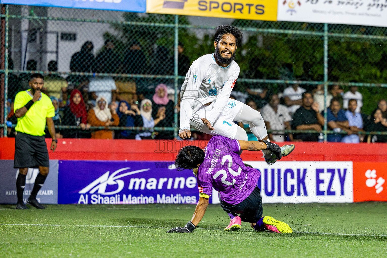 AA. Thoddoo VS ADh. Mahibadhoo in zone round on Day 32 of Golden Futsal Challenge 2025 was held on Wednesday , 5th February 2025, in Hulhumale', Maldives. 
Photos: Hassan Simah / images.mv