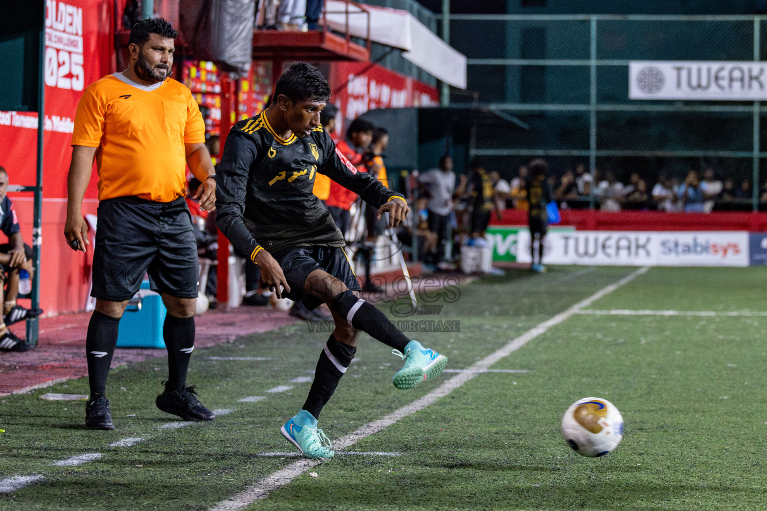 B Fehendhoo VS B Eydhafushi in Day 21 of Golden Futsal Challenge 2025 was held on Saturday, 25 January 2025, in Hulhumale', Maldives. 
Photos: Hassan Simah / images.mv