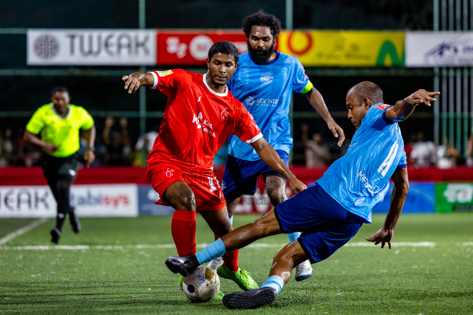 F Dharanboodhoo vs M Dhiggaru in zone round on Day 29 of Golden Futsal Challenge 2025 was held on Sunday , 2nd February 2025, in Hulhumale', Maldives. Photos: Nausham Waheed / images.mv