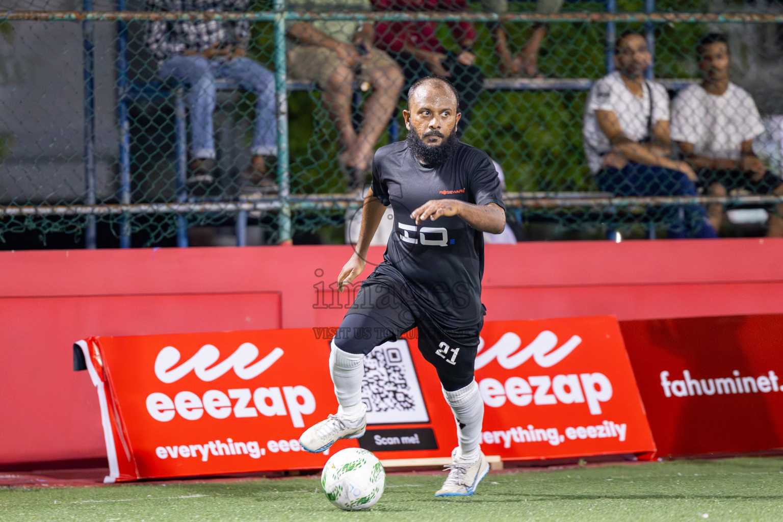 Sheesha vs Roseware in Day 1 of Office League 2025 was held on Wednesday, 16th April 2025 in Hulhumale', Maldives.
Photos: Ismail Thoriq / images.mv