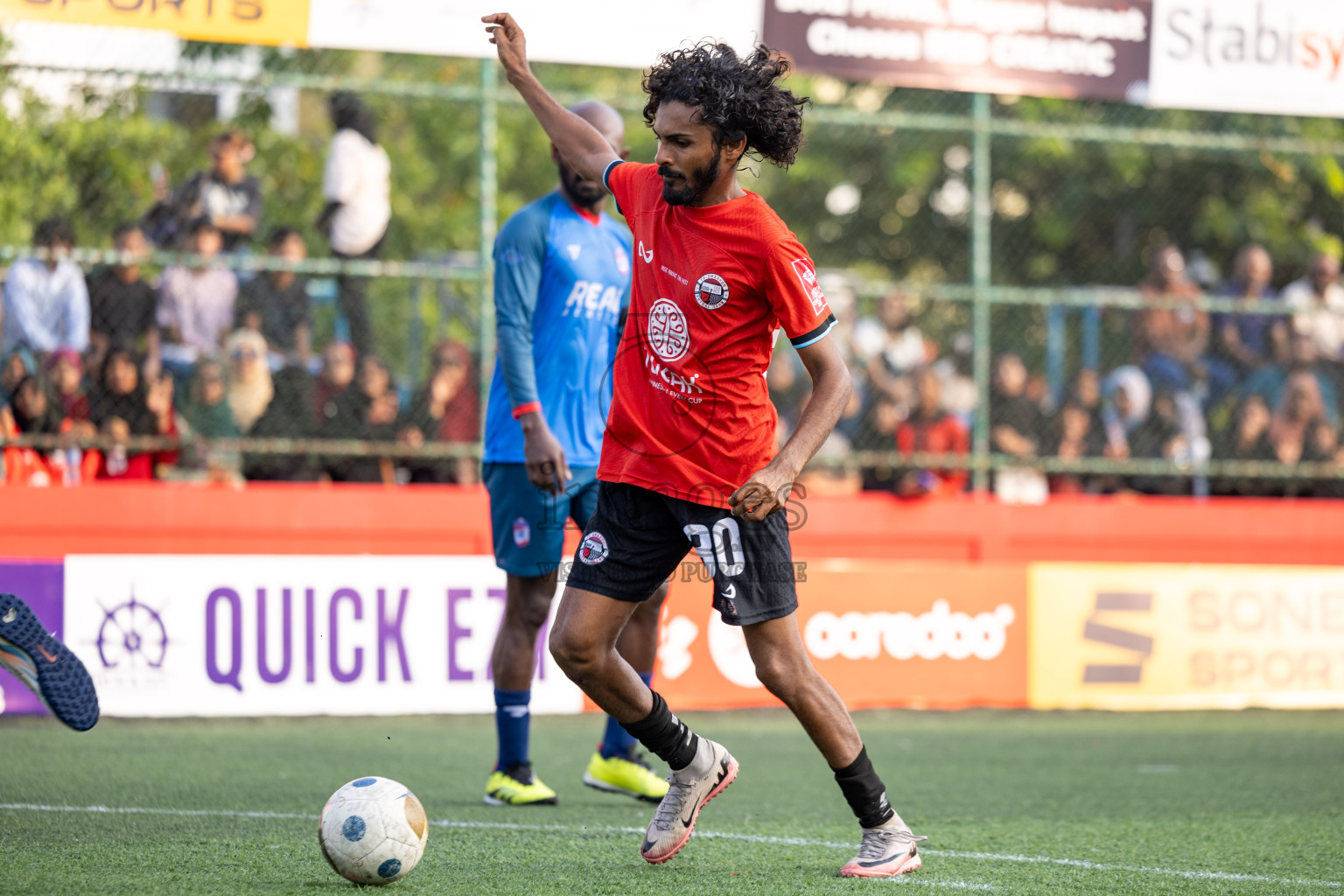 Th Dhiyamigili vs Th Omadhoo in Day 14 of Golden Futsal Challenge 2025 was held on Saturday, 18th January 2025, in Hulhumale', Maldives. 
Photos: Hassan Simah / images.mv