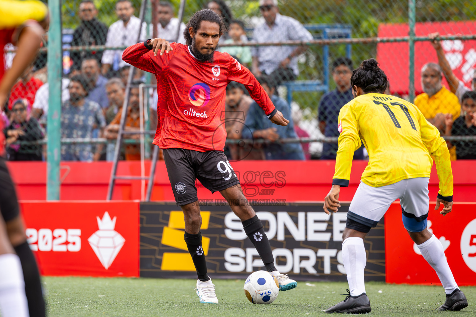 GDh Madaveli VS GDh Gadhdhoo in Atoll Round Semi-Final on Day 20 of Golden Futsal Challenge 2025 was held on Friday, 24th January 2025, in Hulhumale', Maldives.
Photos: Ismail Thoriq / images.mv