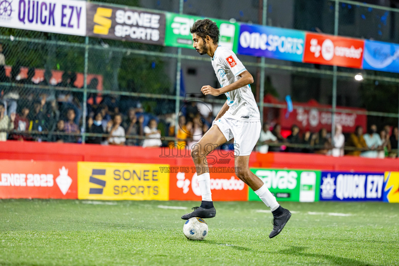 AA. Thoddoo VS ADh. Mahibadhoo in zone round on Day 32 of Golden Futsal Challenge 2025 was held on Wednesday , 5th February 2025, in Hulhumale', Maldives. 
Photos: Hassan Simah / images.mv