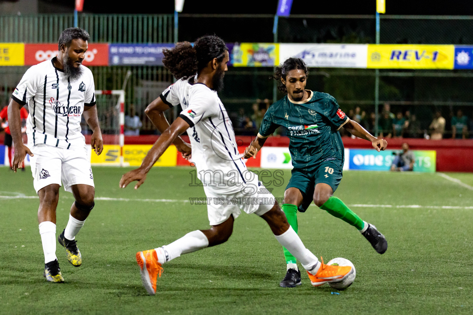 HDh.Nolhivaranfaru VS HDh.Neykurendhoo in Day 6 of Golden Futsal Challenge 2024 was held on Saturday, 20th January 2024, in Hulhumale', Maldives 
Photos: Hassan Simah / images.mv