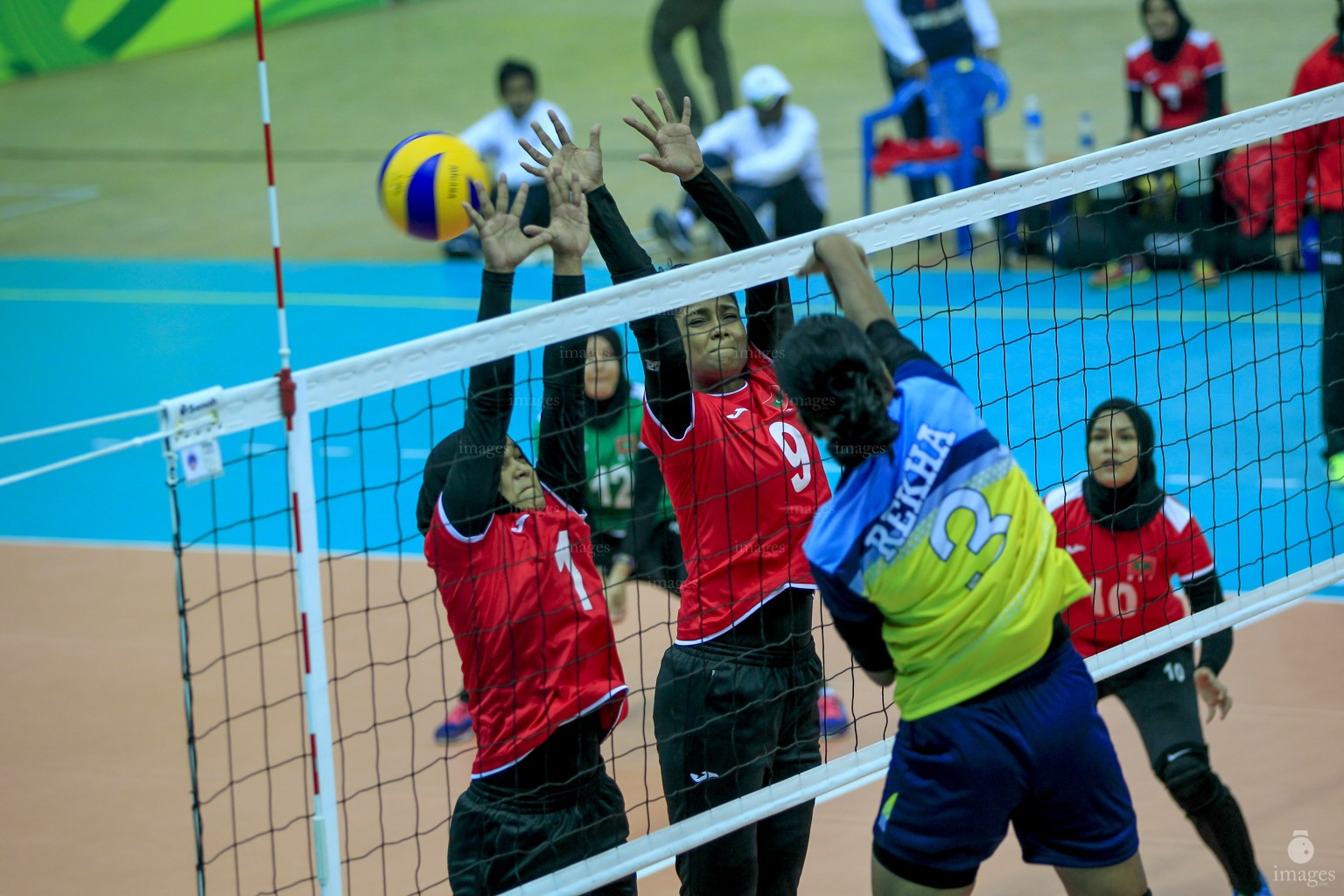 Maldives vs India in the volleyball women event of the South Asian Games in Guwahati, India, Friday, February 5, 2016. (Images.mv Photo: Mohamed Ahsan)