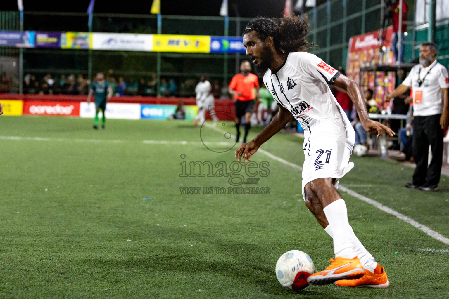 HDh.Nolhivaranfaru VS HDh.Neykurendhoo in Day 6 of Golden Futsal Challenge 2024 was held on Saturday, 20th January 2024, in Hulhumale', Maldives 
Photos: Hassan Simah / images.mv