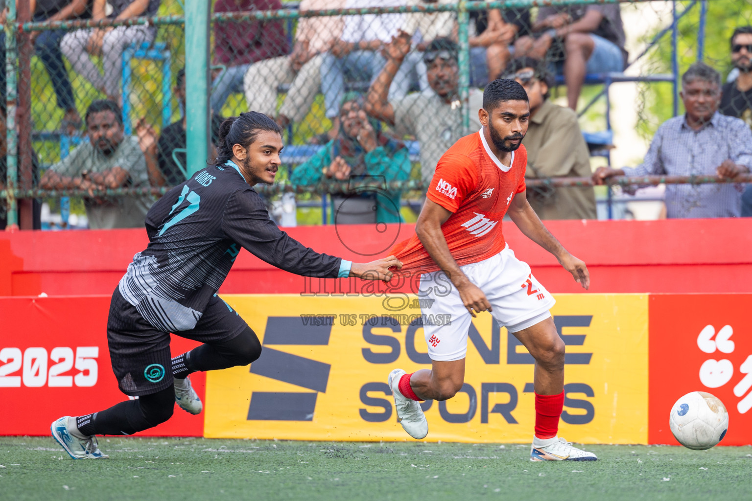 K Kaashidhoo vs K Thulusdhoo in Day 15 of Golden Futsal Challenge 2025 was held on Sunday, 19th January 2025, in Hulhumale', Maldives. Photos: Mohamed Mahfooz Moosa / images.mv
