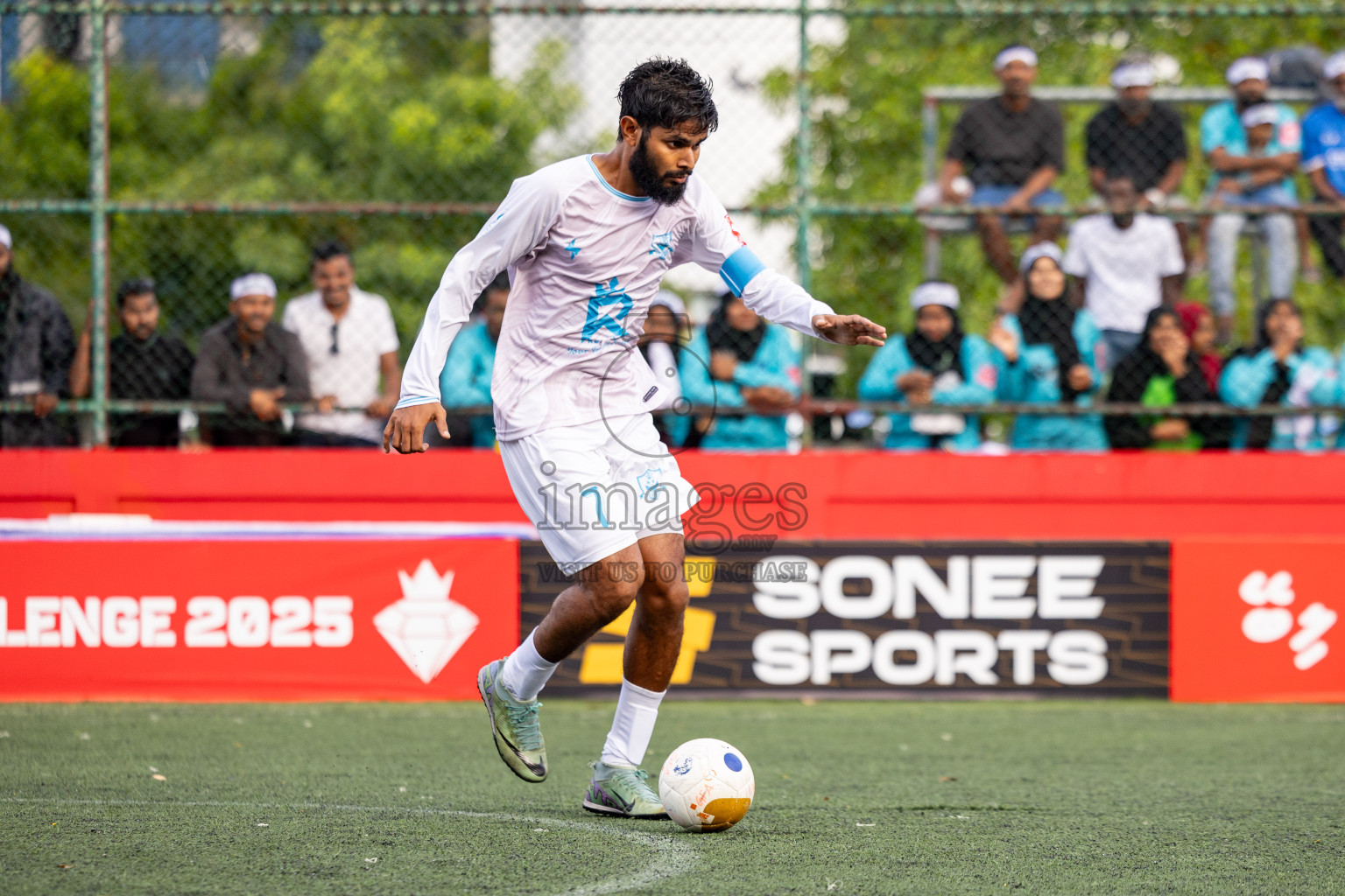 AA. Thoddoo VS AA. Himandhoo in Day 7 of Golden Futsal Challenge 2025 was held on Saturday, 11th January 2025, in Hulhumale', Maldives Photos: Hassan Simah / images.mv