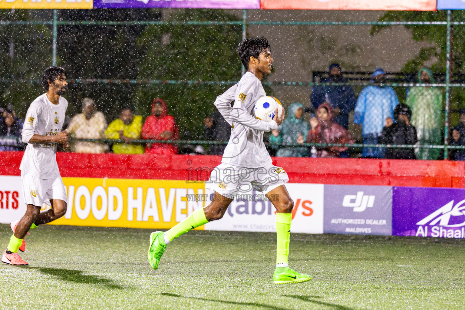 Lh. Hinnavaru VS Lh. Olhuvelifushi on Day 22 of Golden Futsal Challenge 2025 was held on Sunday, 26 January 2025, in Hulhumale', Maldives. 
Photos: Hassan Simah / images.mv