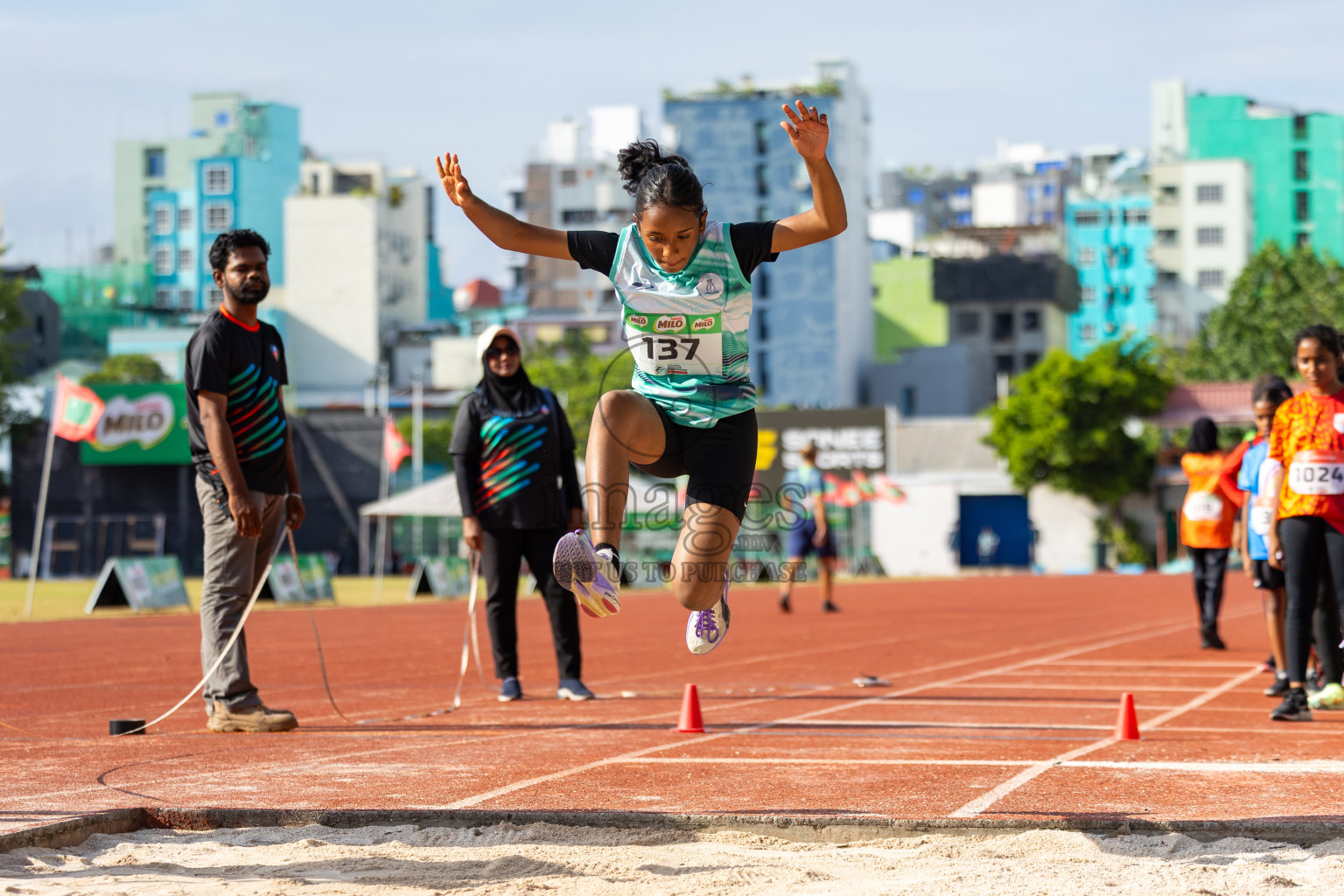 Day 4 of Inter-school Athletics Championship 2025 held in Ekuveni Synthetic Track, Male', Maldives on Thursday, 09th October 2025. Photos by: Raaif Yoosuf / Images.mv