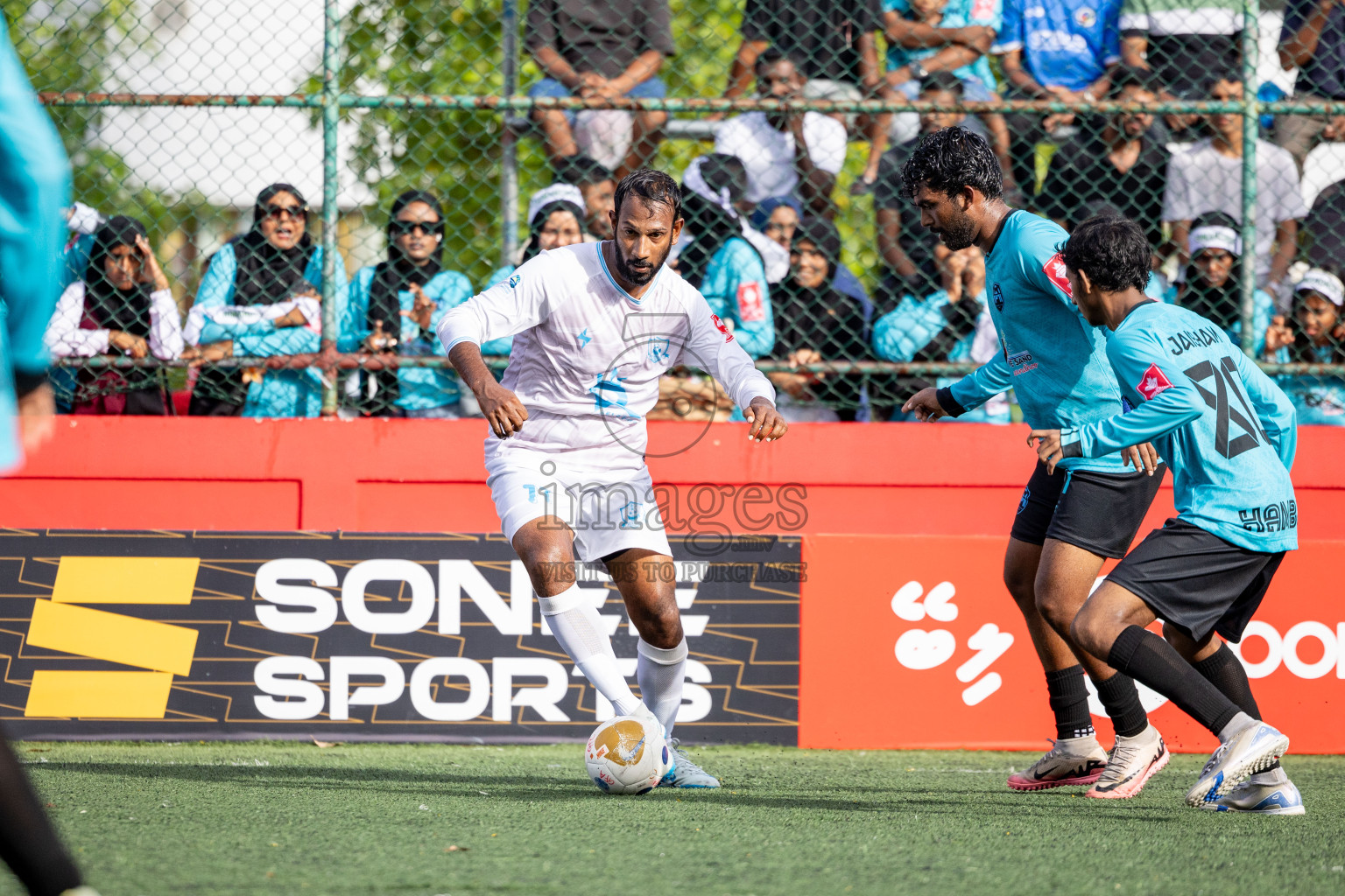 AA. Thoddoo VS AA. Himandhoo in Day 7 of Golden Futsal Challenge 2025 was held on Saturday, 11th January 2025, in Hulhumale', Maldives Photos: Hassan Simah / images.mv