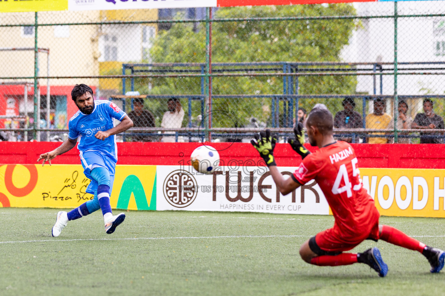 R Maduvvari VS R Alifushi in Day 6 of Golden Futsal Challenge 2025 on Friday, 6th January 2025, in Hulhumale', Maldives 
Photos: Hassan Simah / images.mv