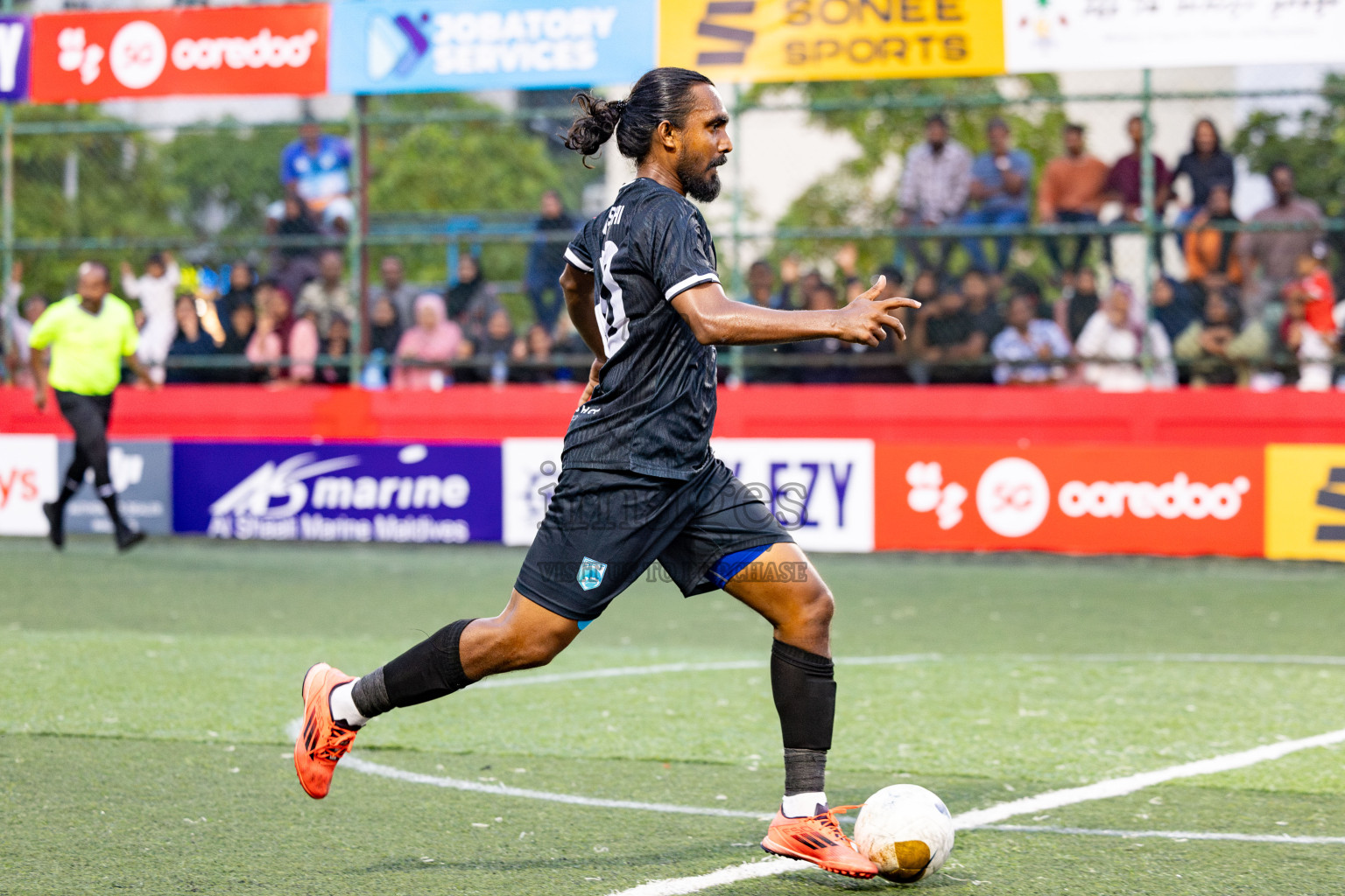 Th. Gaadhiffushi VS Th. Veymandoo in Day 14 of Golden Futsal Challenge 2025 was held on Saturday, 18th January 2025, in Hulhumale', Maldives. 
Photos: Hassan Simah / images.mv