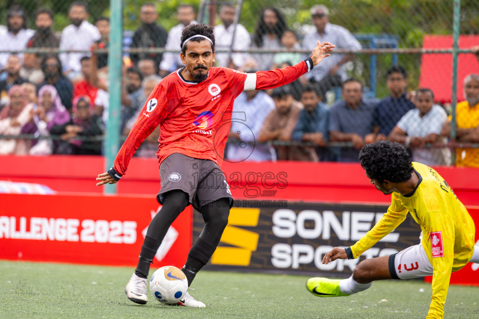 GDh Madaveli VS GDh Gadhdhoo in Atoll Round Semi-Final on Day 20 of Golden Futsal Challenge 2025 was held on Friday, 24th January 2025, in Hulhumale', Maldives.
Photos: Ismail Thoriq / images.mv