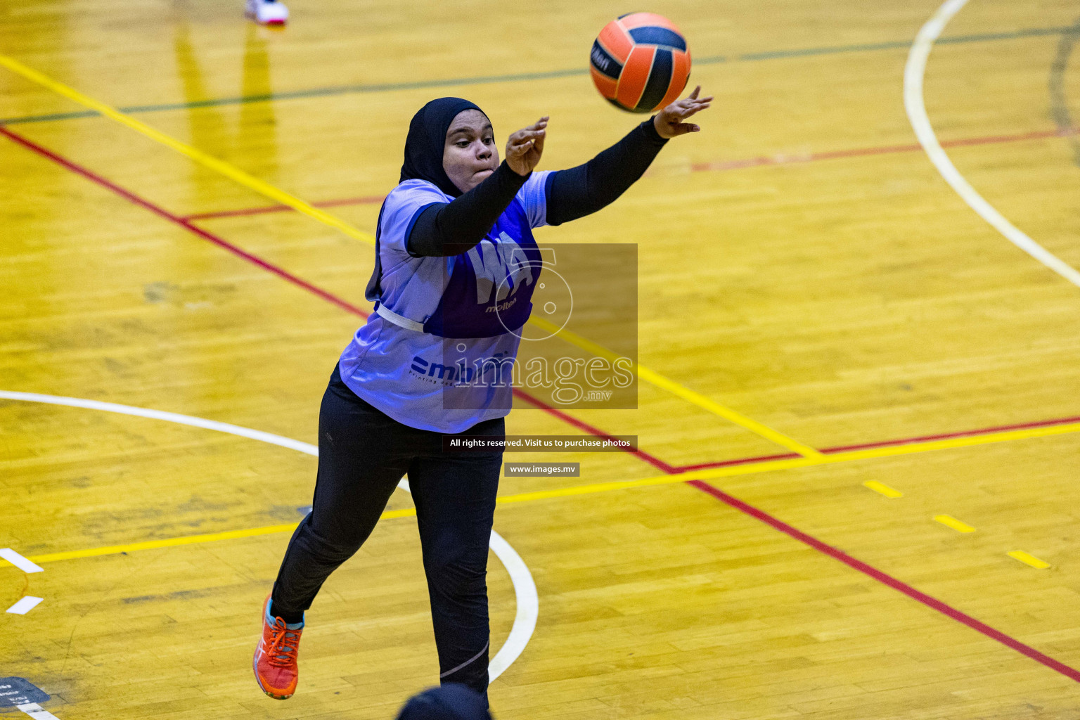 Lorenzo Sports Club vs Vyansa in the Milo National Netball Tournament 2022 on 18 July 2022, held in Social Center, Male', Maldives. Photographer: Shuu, Hassan Simah / Images.mv