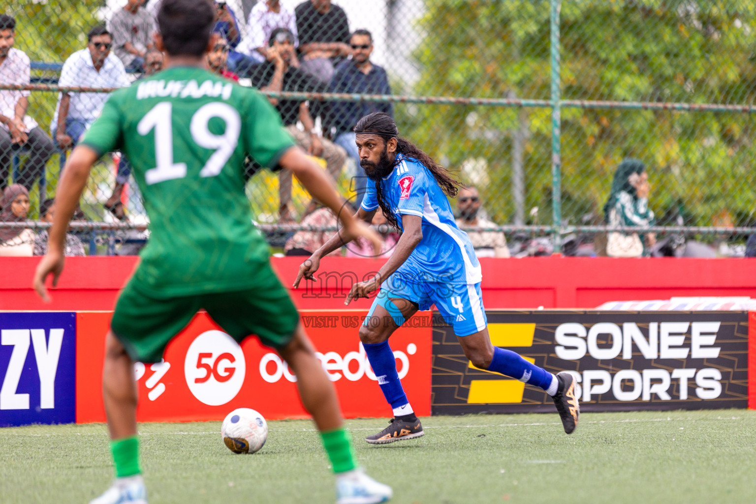 R Maduvvari VS R Alifushi in Day 6 of Golden Futsal Challenge 2025 on Friday, 6th January 2025, in Hulhumale', Maldives 
Photos: Hassan Simah / images.mv