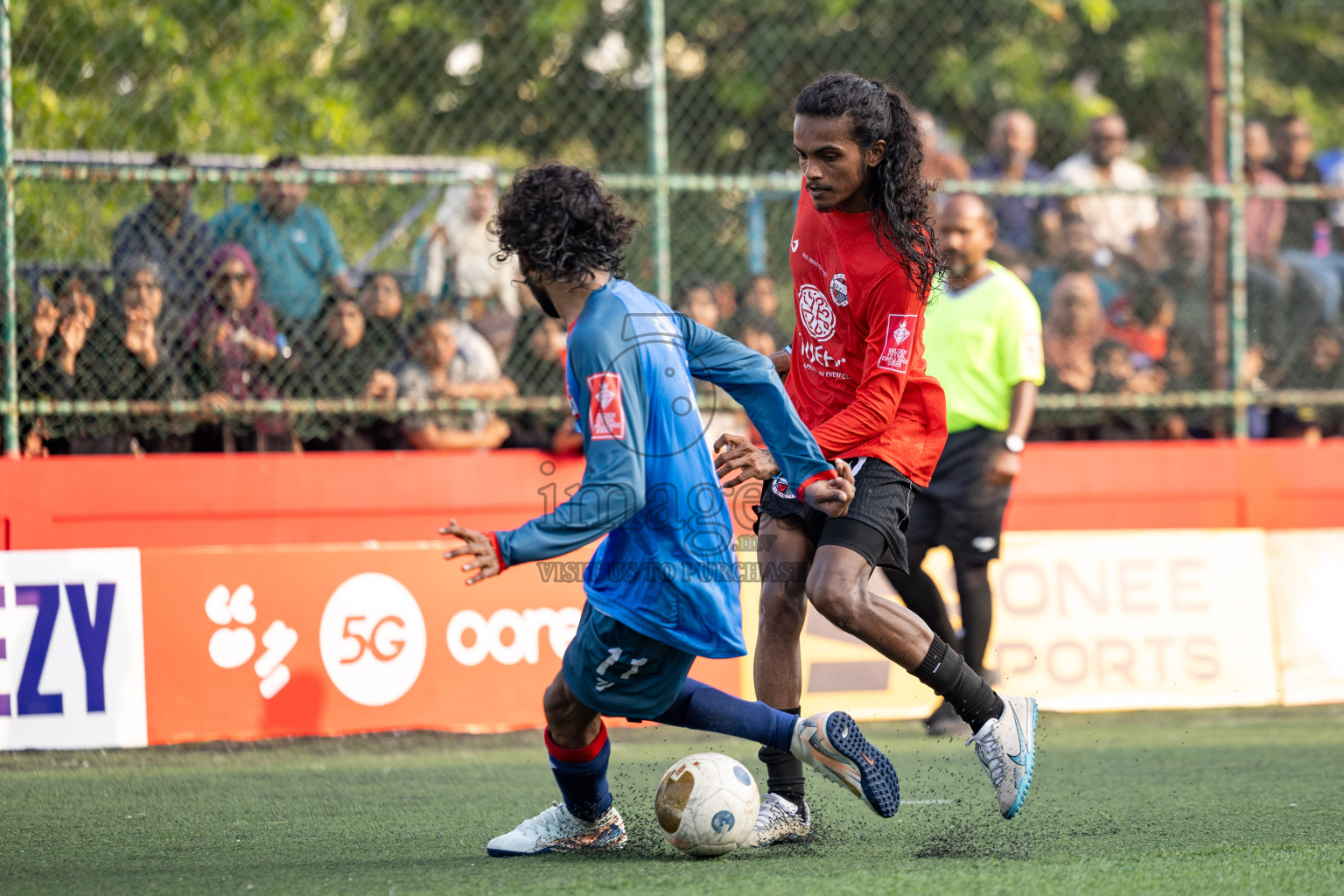 Th Dhiyamigili vs Th Omadhoo in Day 14 of Golden Futsal Challenge 2025 was held on Saturday, 18th January 2025, in Hulhumale', Maldives. 
Photos: Hassan Simah / images.mv