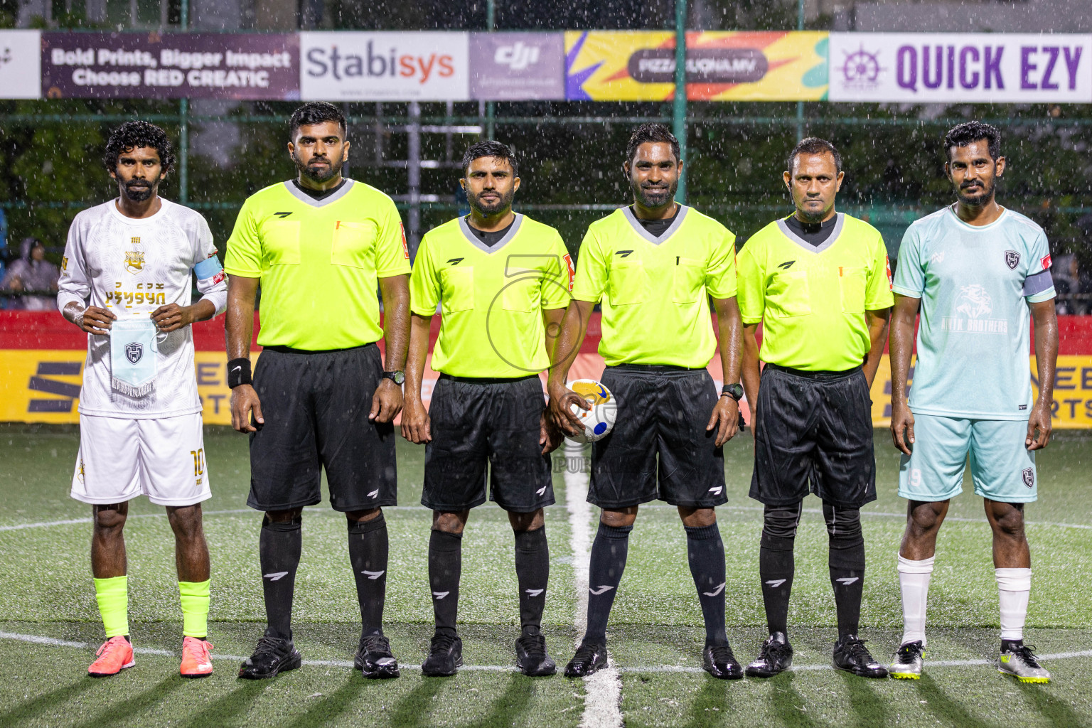 Lh. Hinnavaru VS Lh. Olhuvelifushi on Day 22 of Golden Futsal Challenge 2025 was held on Sunday, 26 January 2025, in Hulhumale', Maldives. 
Photos: Hassan Simah / images.mv