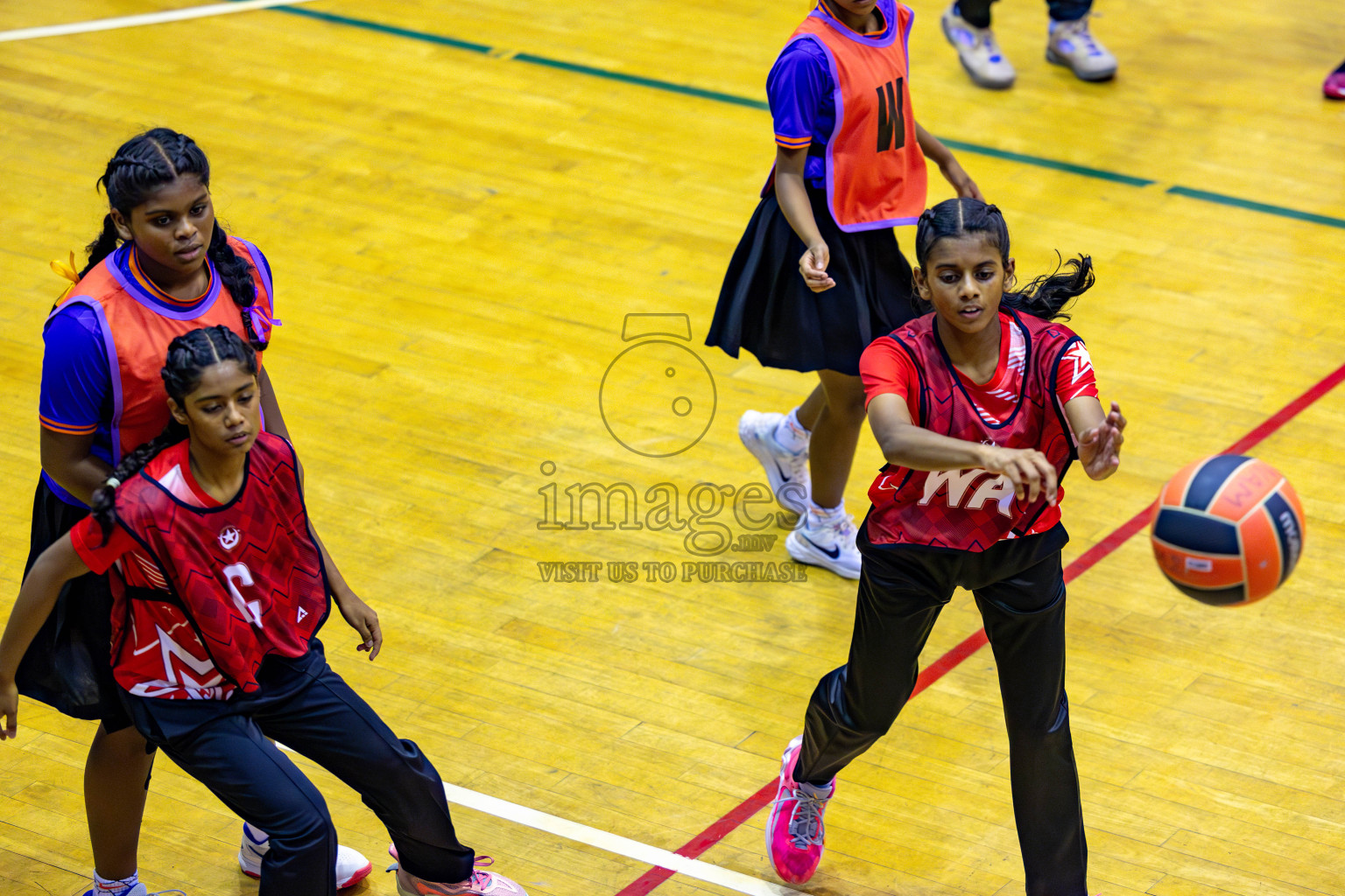 Iskandhar School vs Ghiyasuddin International School in the U15 Finals of Inter-school Netball Tournament held in Social Center at Male', Maldives on Monday, 26th August 2024. Photos: Hassan Simah / images.mv