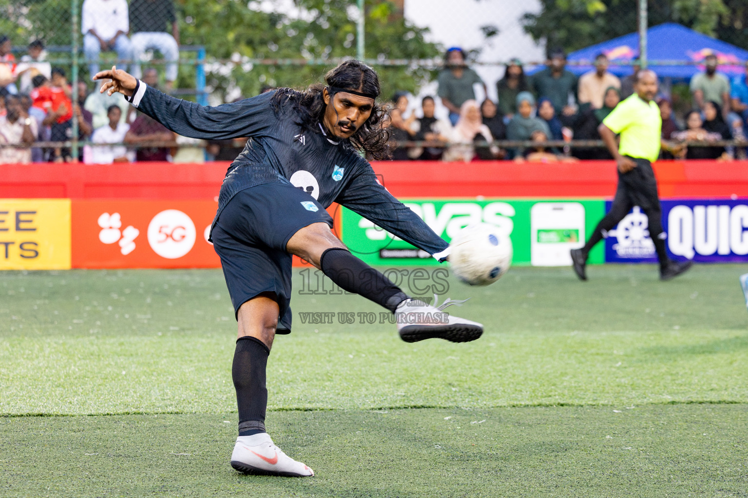 Th. Gaadhiffushi VS Th. Veymandoo in Day 14 of Golden Futsal Challenge 2025 was held on Saturday, 18th January 2025, in Hulhumale', Maldives. 
Photos: Hassan Simah / images.mv