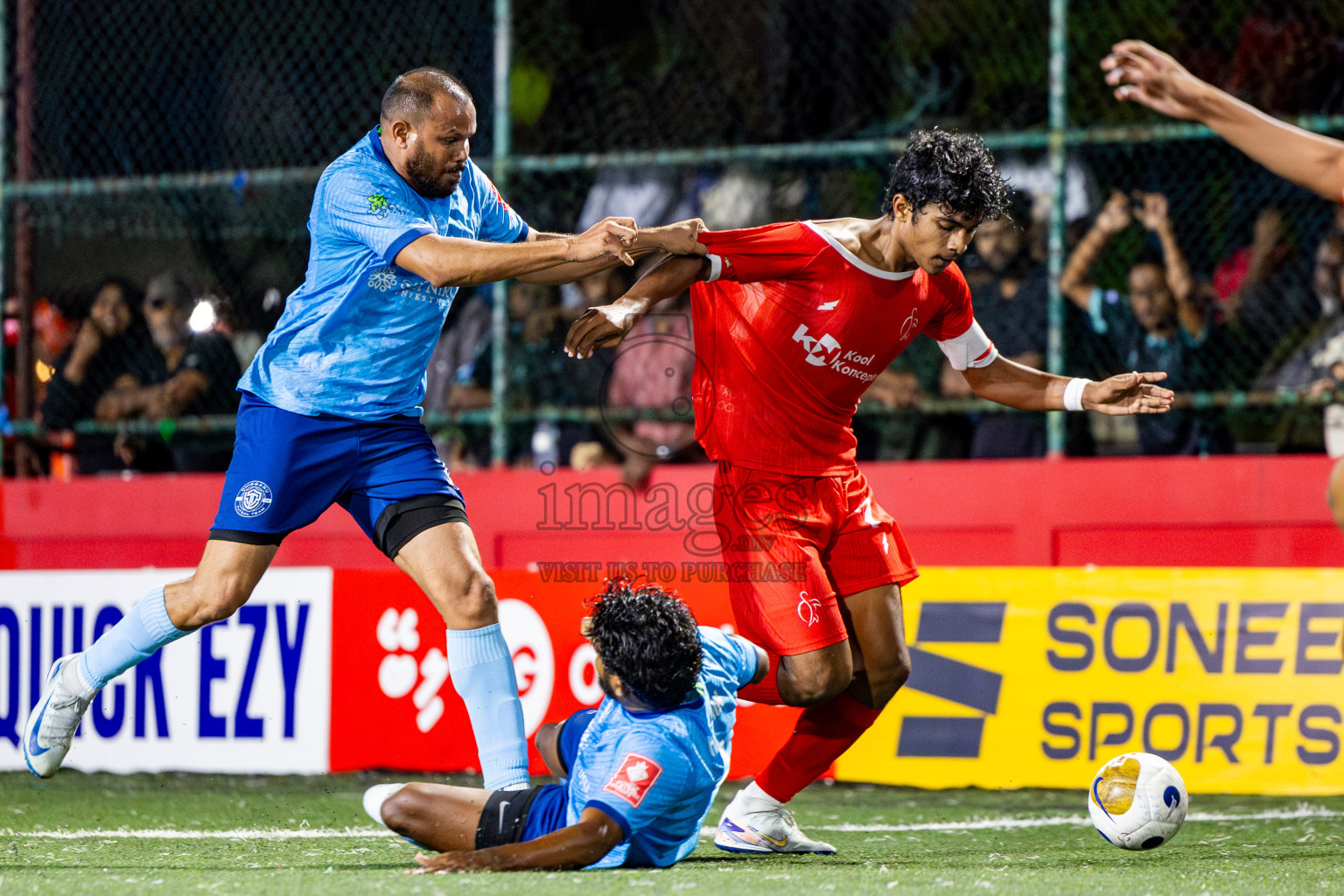 F Dharanboodhoo vs M Dhiggaru in zone round on Day 29 of Golden Futsal Challenge 2025 was held on Sunday , 2nd February 2025, in Hulhumale', Maldives. Photos: Nausham Waheed / images.mv