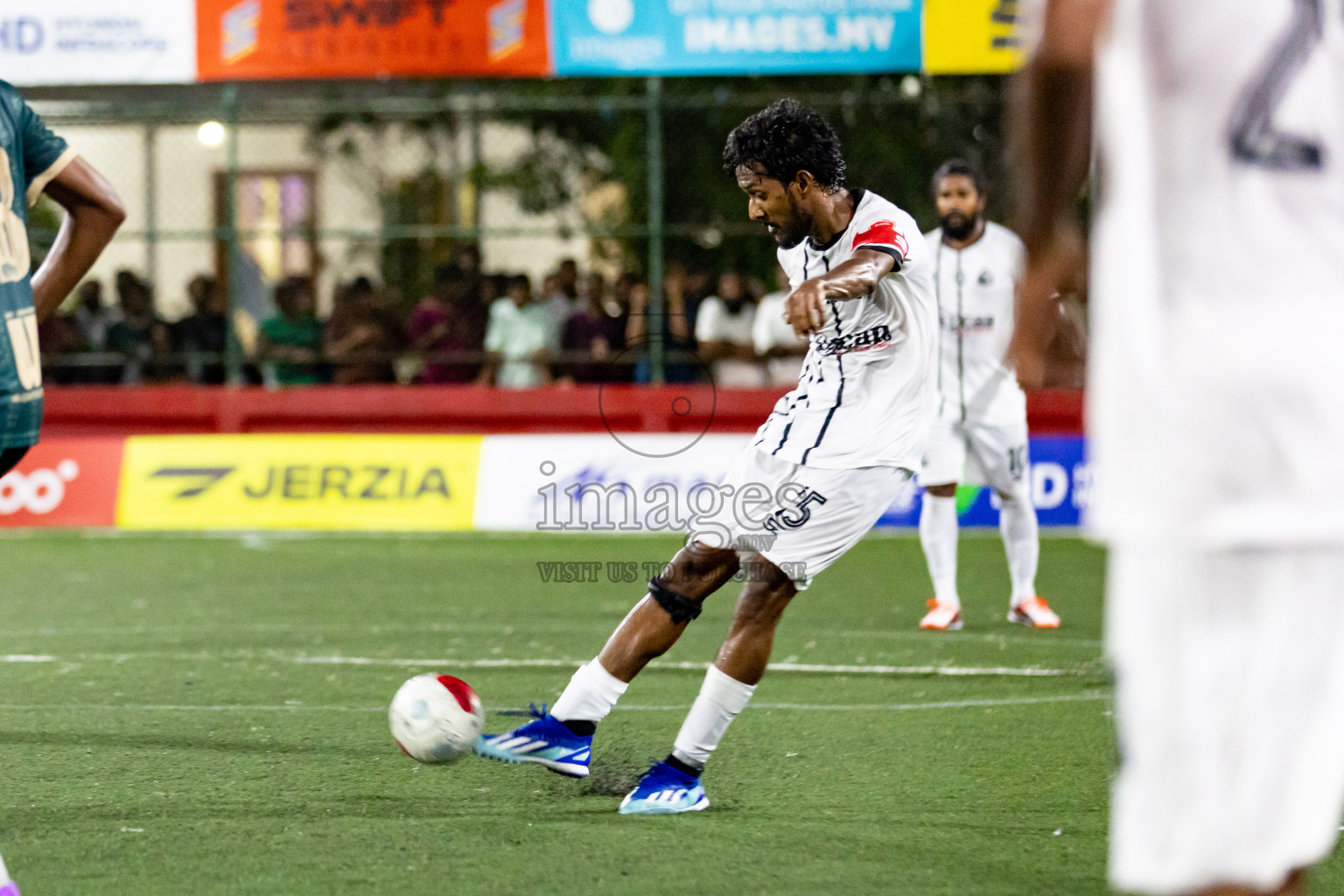 HDh.Nolhivaranfaru VS HDh.Neykurendhoo in Day 6 of Golden Futsal Challenge 2024 was held on Saturday, 20th January 2024, in Hulhumale', Maldives 
Photos: Hassan Simah / images.mv