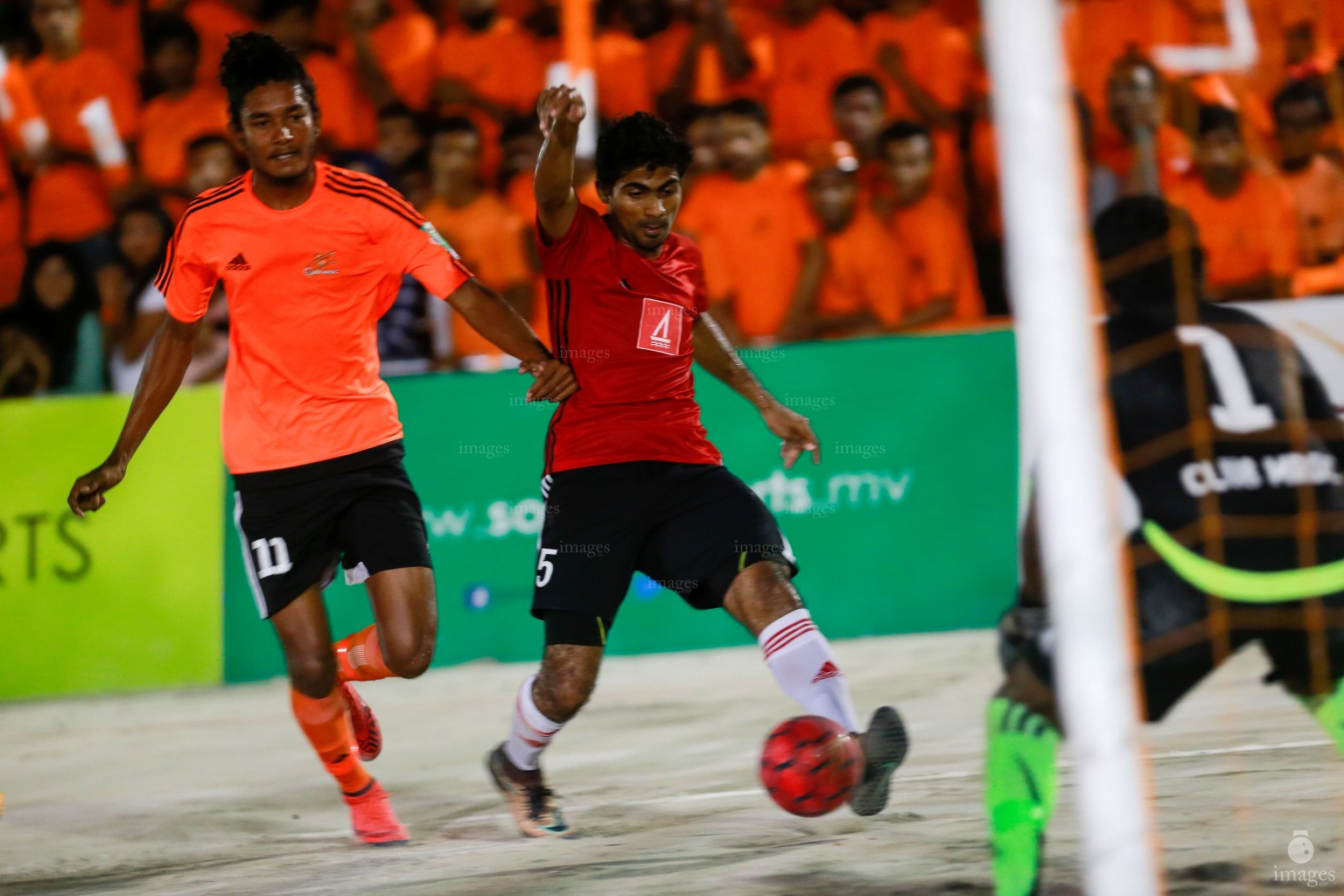 Finals of Milo Club Maldives Futsal Tournament between Bank of Maldives and Maldives Road Development Cooperationn Male', Maldives, Monday, April. 25, 2016.(Images.mv Photo/ Hussain Sinan).