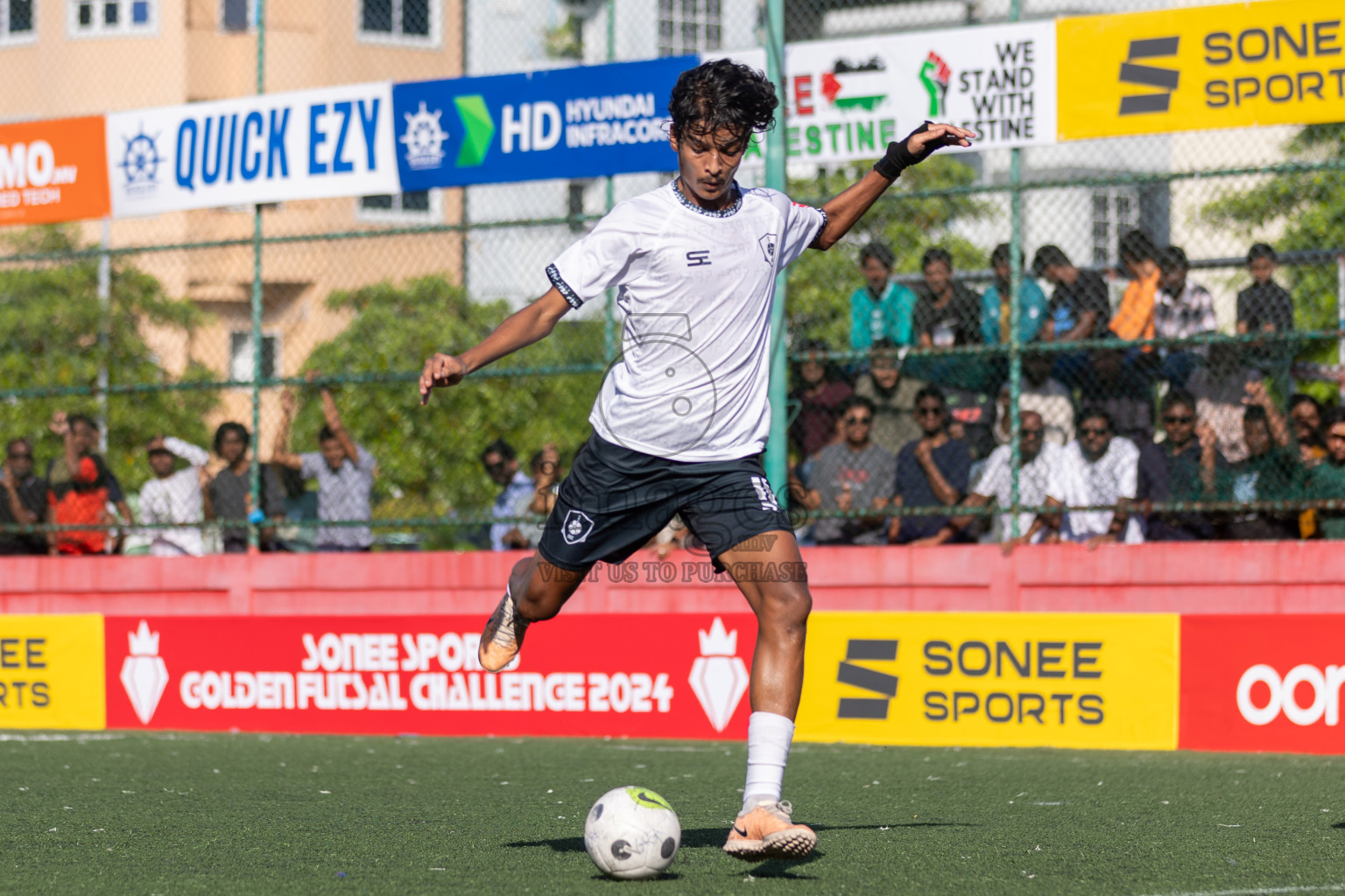 R Maduvvari vs R Dhuvaafaru in Day 5 of Golden Futsal Challenge 2024 was held on Friday, 19th January 2024, in Hulhumale', Maldives Photos: Mohamed Mahfooz Moosa / images.mv