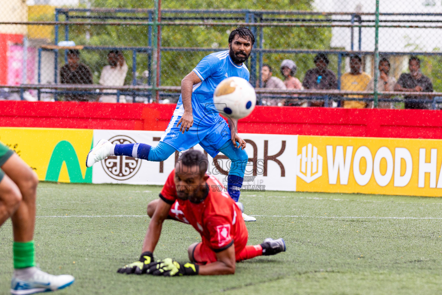 R Maduvvari VS R Alifushi in Day 6 of Golden Futsal Challenge 2025 on Friday, 6th January 2025, in Hulhumale', Maldives 
Photos: Hassan Simah / images.mv