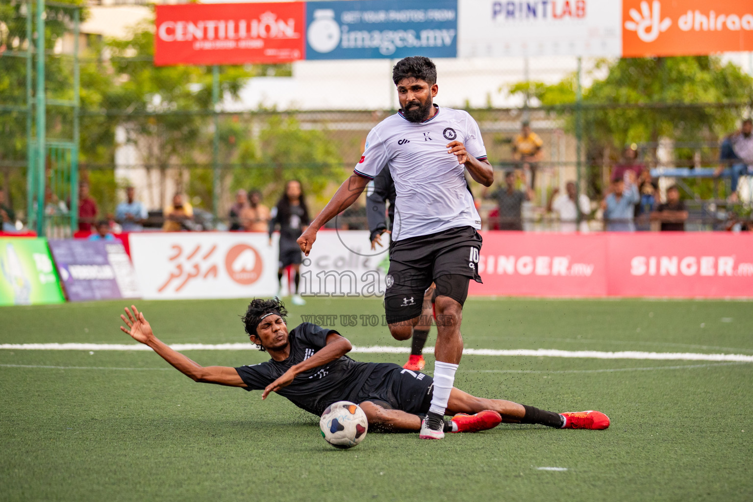 TRADENET VS KULHIVARU VUZARA CLUB in Club Maldives Classic 2024 held in Rehendi Futsal Ground, Hulhumale', Maldives on Friday, 6th September 2024. 
Photos: Hassan Simah / images.mv